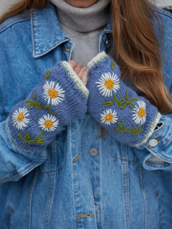 PACHAMAMA DAISY CHAIN HANDWARMERS